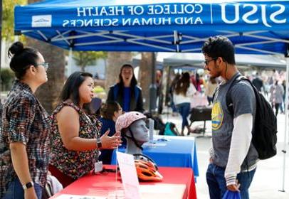 Students tabling at 菠菜网lol正规平台's health week